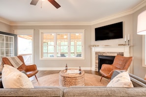 Smart TV, fireplace, foosball, offices - Sweetgum by AvantStay | Black Mountain Retreat w/ Covered Deck (Black Mountain)