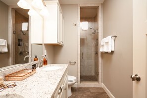 Ducha, artículos de tocador gratuitos, secador de pelo, toallas