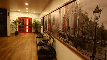 Coin salon dans le hall