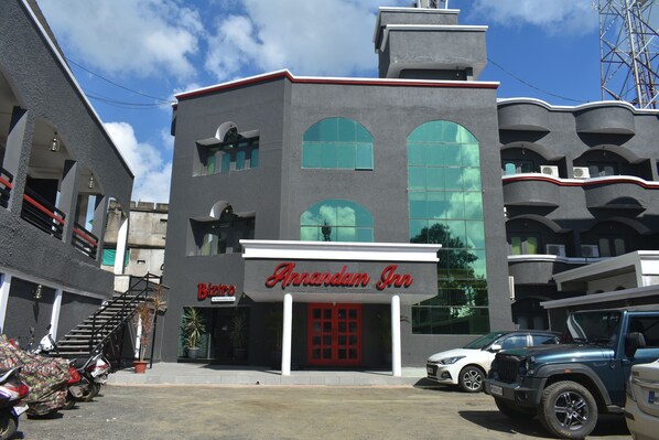 A building with a red door and the sign "Annandam Inn" above it. - Annandam Inn-Hotel Anand (Seoni)