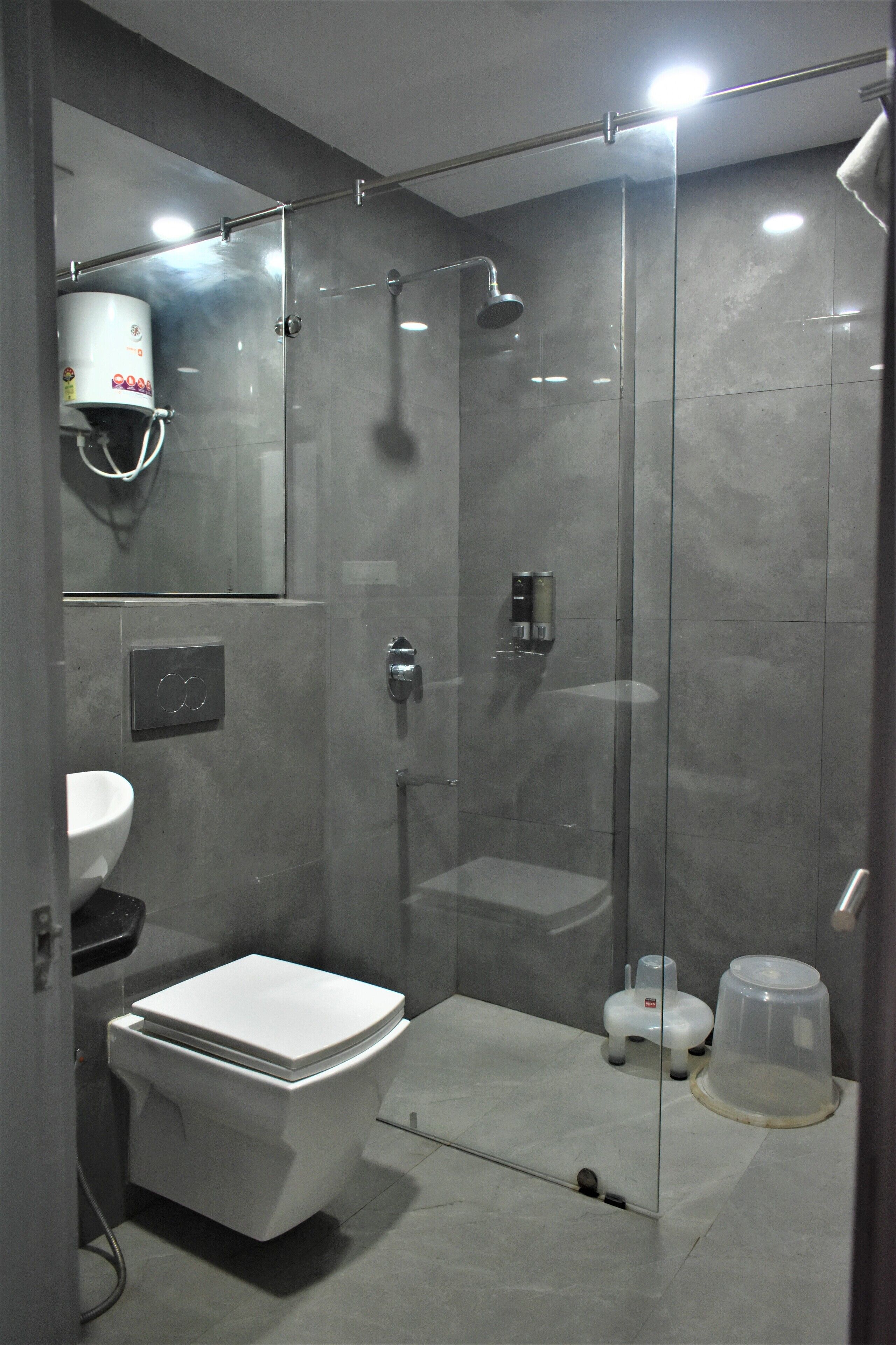 Luxury Room | Bathroom | Shower, towels