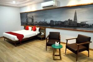 Luxe kamer | Een bureau, verduisterende gordijnen, geluiddichte muren