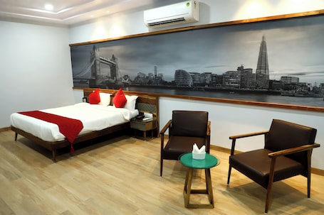 Luxury Room | Desk, blackout drapes, soundproofing, iron/ironing board