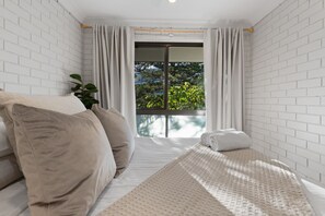 2 quartos, ferros/tábuas de passar roupa, berço de viagem