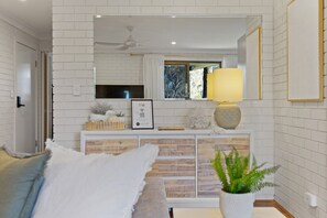 Smart TV, stereo - Beachfront styled Apt w pool (Buddina)