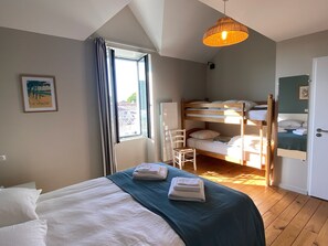 3 makuuhuonetta, työpöytä, silitysrauta/-lauta, vauvan matkasänky