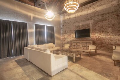 Luxury 8 Bedroom Mansion in Old City Best Location