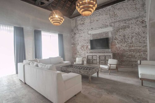 Luxury 8 Bedroom Mansion in Old City Best Location