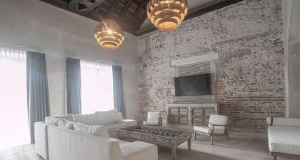 Luxury 8 Bedroom Mansion in Old City Best Location