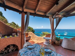 Outdoor dining - HOUSE WITH SEA VIEW 5 MINUTES FROM THE BEACH (Torre Delle Stelle (Maracalagonis))