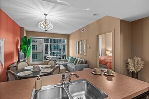 Deluxe-Apartment, 1 Schlafzimmer, Balkon, Stadtblick | Eigene Küche | Großer Kühlschrank, Mikrowelle, Ofen, Herdplatte