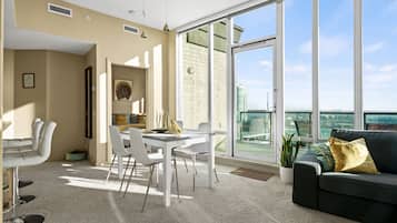 Premium Apartment, 2 Bedrooms, Balcony, City View | Dining room