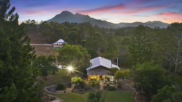 Family Cottage | Individually decorated, individually furnished, bed sheets