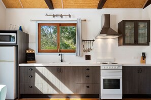 Decoración personalizada, muebles diferentes y ropa de cama 