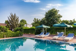 Outdoor pool, sun loungers - Vesta Avtar Resort Pushkar (Pushkar)