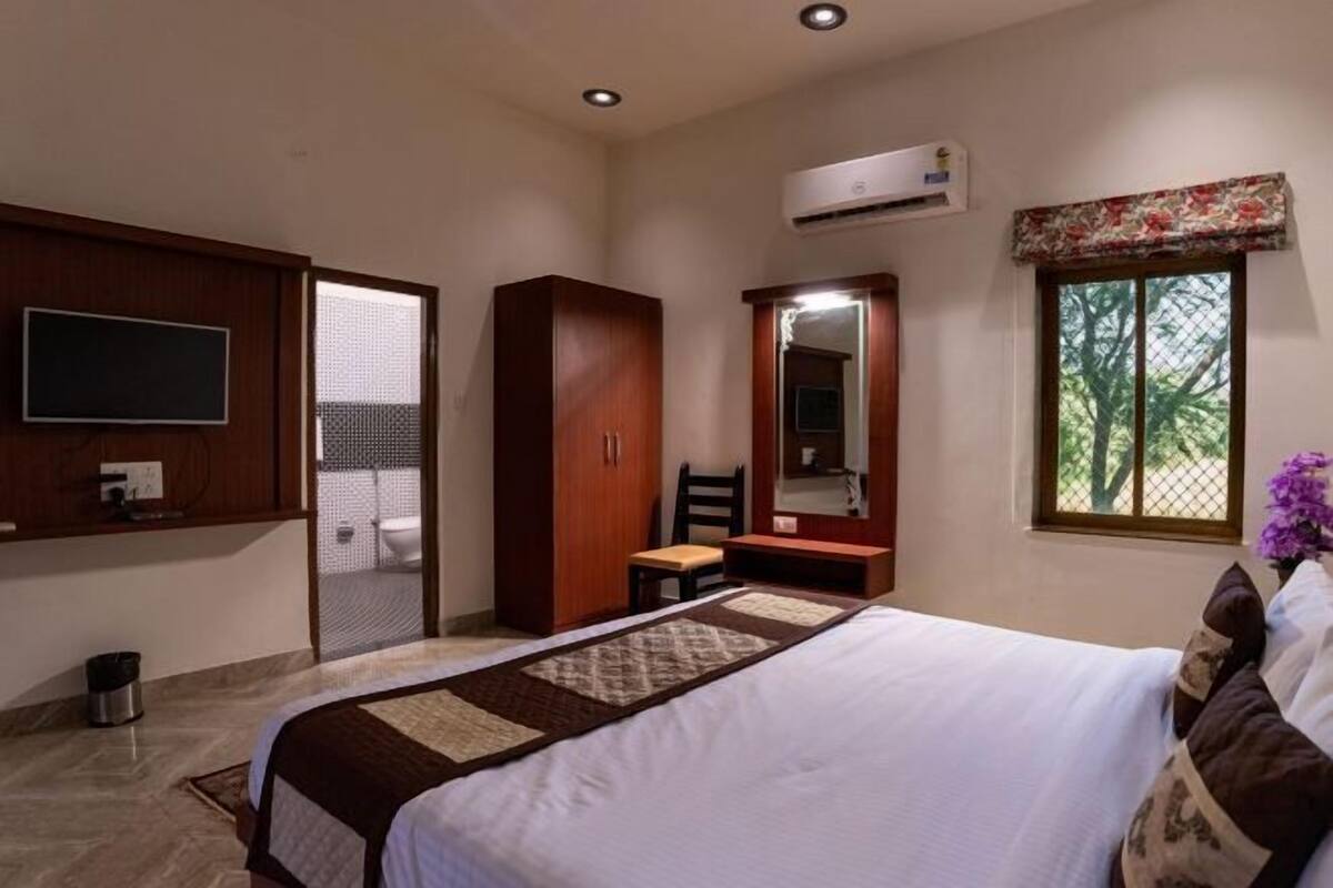 Premium bedding, memory foam beds, rollaway beds (surcharge)