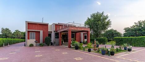 Fachada de la propiedad