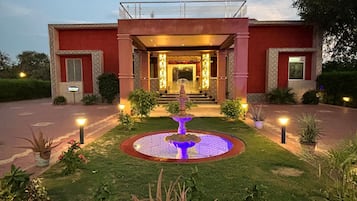 Vista frontal de la propiedad