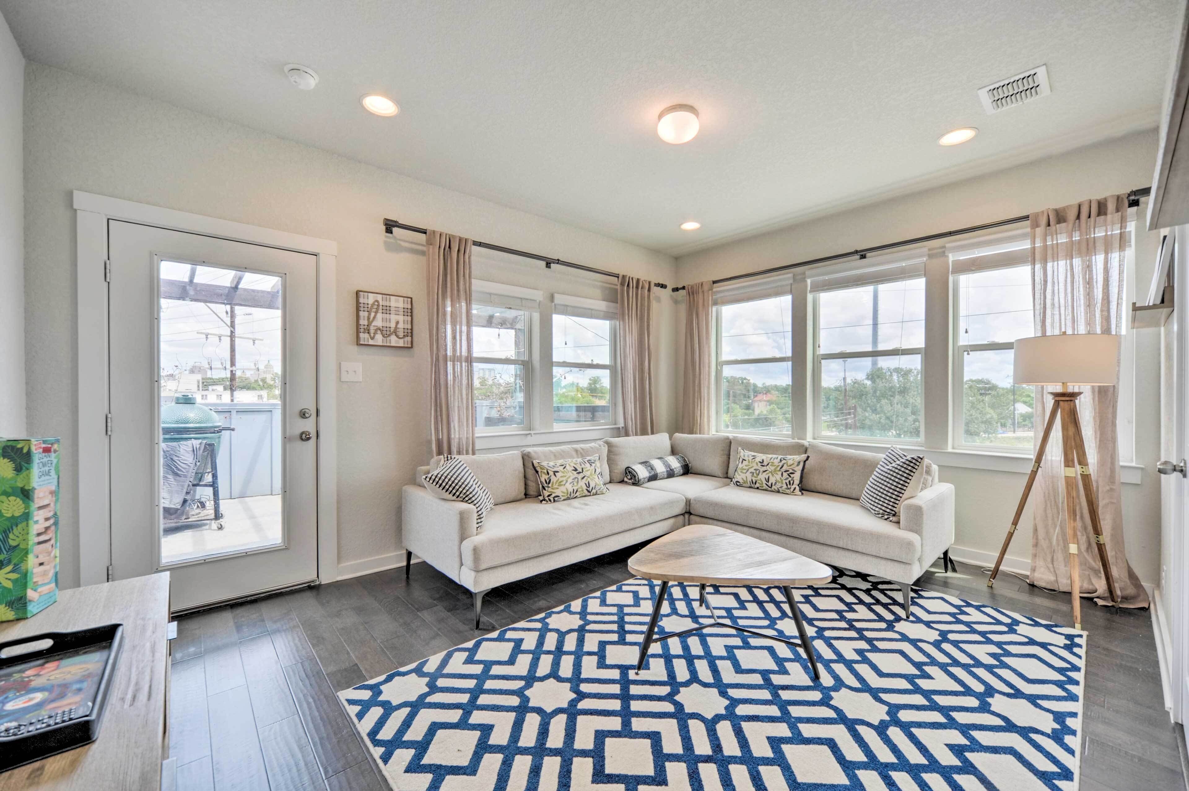 Walkable San Antonio Getaway w/ Rooftop Patio