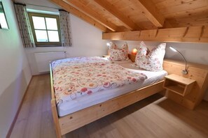 Ferienwohnung Stocker, 1-2 Personen, 50qm, Dusche/WC, Südbalkon, TV, 1 Schlafzimmer, Dachgeschoss, Allergikerwohnung-Schlafzimmer