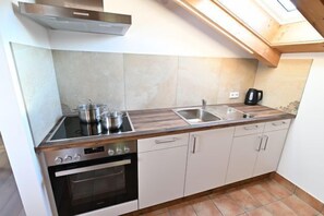 Ferienwohnung Stocker, 1-2 Personen, 50qm, Dusche/WC, Südbalkon, TV, 1 Schlafzimmer, Dachgeschoss, Allergikerwohnung-Küche