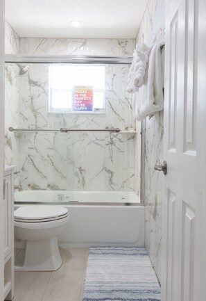 Combined shower/bathtub, hair dryer, towels, soap - Just one Guest  house near PGA (Palm Beach Gardens)