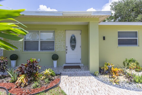Exterior - Just one Guest  house near PGA (Palm Beach Gardens)