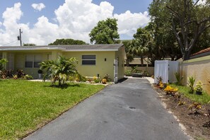 Exterior - Just one Guest  house near PGA (Palm Beach Gardens)