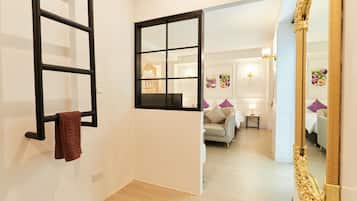 Family Room | In-room safe, desk, blackout drapes, soundproofing