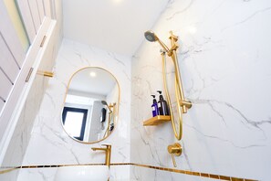 Chambre Standard | Salle de bain | Douche, articles de toilette (gratuits), séchoir à cheveux
