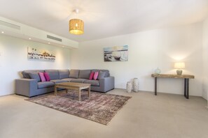 Smart-TV, Tischtennisplatte, Bücher, Stereoanlage