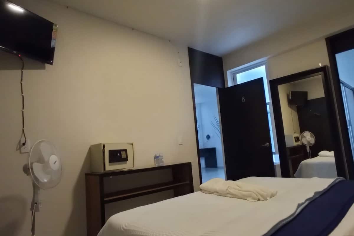 Deluxe Single Room, 1 Bedroom (#6) | In-room safe, WiFi (free), bed sheets