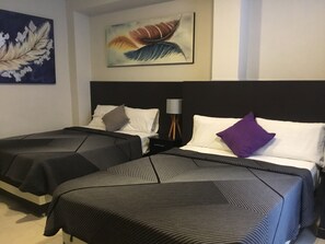 Habitación cuádruple Confort (#4) | Caja fuerte, wifi gratis, ropa de cama