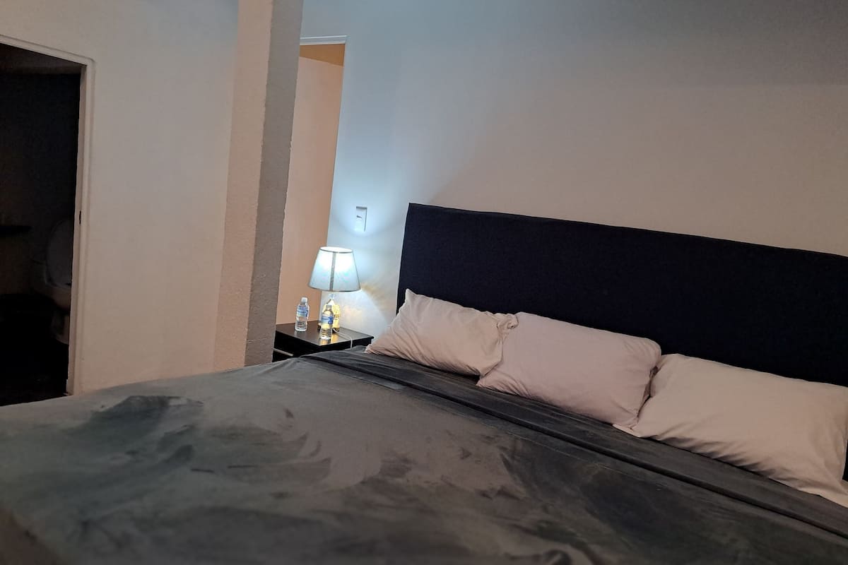Deluxe Room, 1 King Bed | In-room safe, WiFi (free), bed sheets