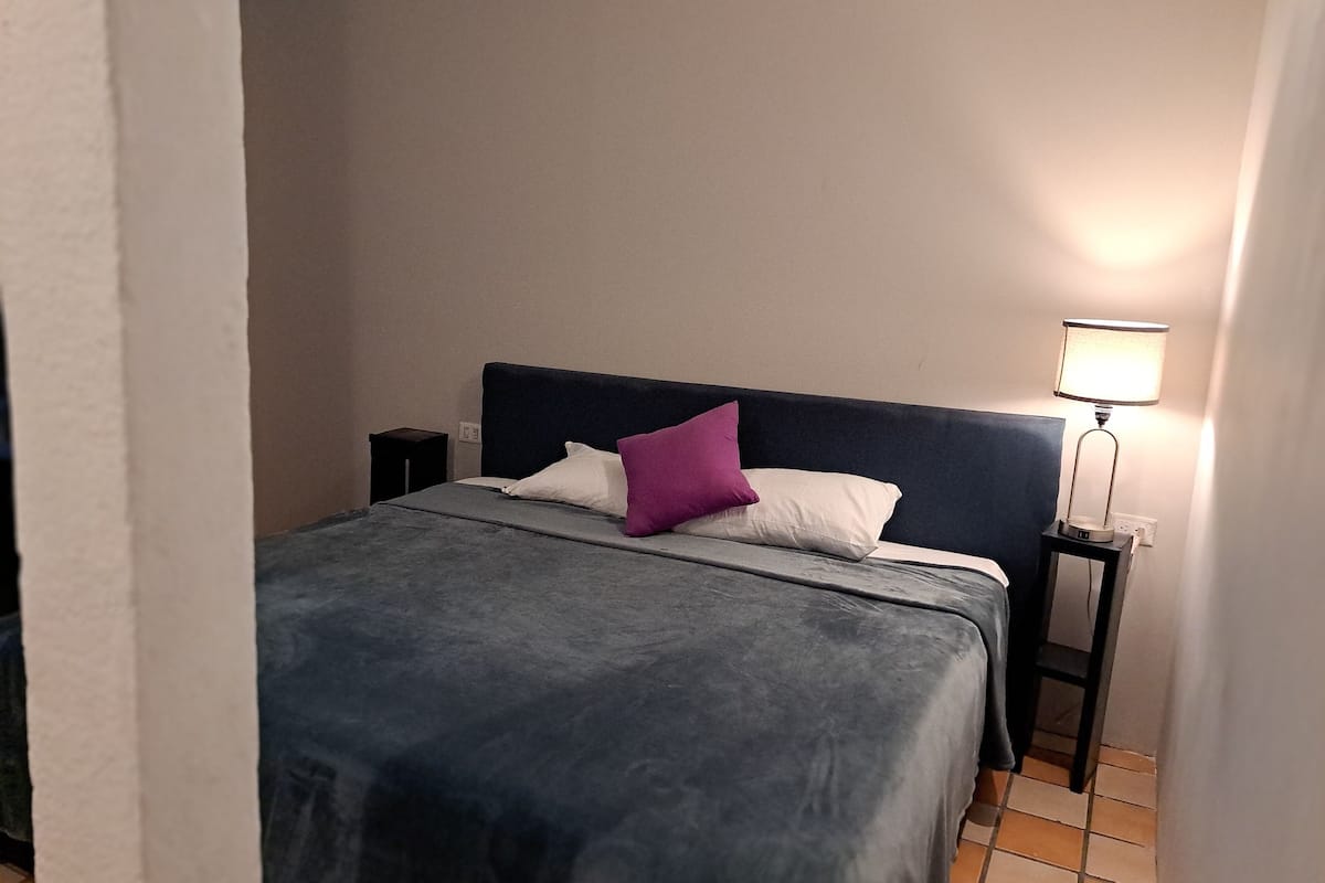 Quarto luxo, 1 cama King | 1 quarto, cofres nos quartos, Wi-Fi de cortesia, roupa de cama