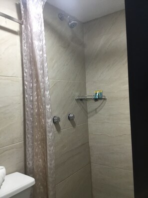 Chambre Économique (#2) | Salle de bain | Douche, serviettes fournies