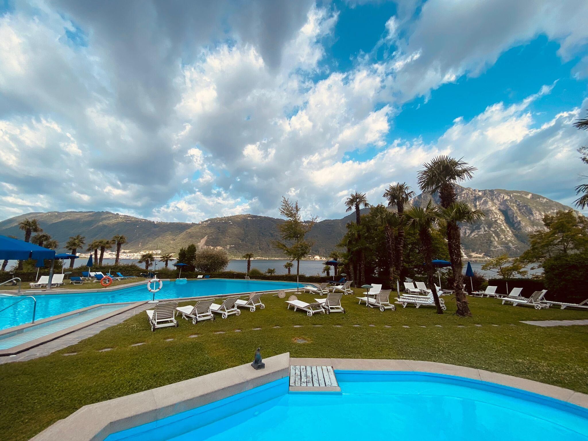 Una piscina al aire libre, una piscina climatizada