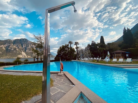 Piscina all'aperto, una piscina riscaldata. Bissone Lake Apartment 403
