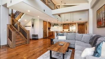 Älytelevisio, takka, videopelejä, työhuone