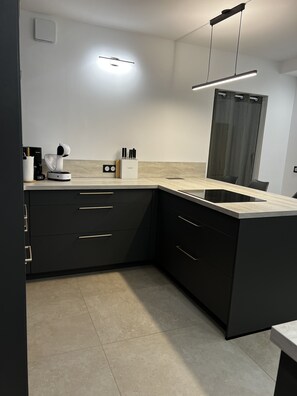 Réfrigérateur, micro-ondes, four, plaque de cuisson