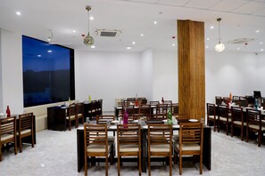 Restaurant - PG Resort (Nandurbar)