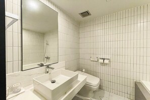 Deluxe Twin Room | Bathroom - Browndot Hotel (Yangsan)