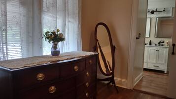 3 bedrooms, premium bedding, down duvets, Tempur-Pedic beds