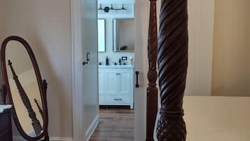 Classic House | 3 bedrooms, premium bedding, down comforters, Tempur-Pedic beds