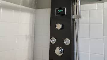 Classic House | Bathroom | Free toiletries, hair dryer, towels, soap