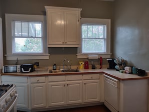 Classic House | Private kitchen | Full-size fridge, microwave, oven, stovetop - Exquisite East Atlanta Golf Course Home (Atlanta)