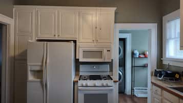 Classic House | Private kitchen | Full-size fridge, microwave, oven, stovetop