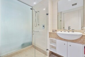 Shower, hair dryer, towels