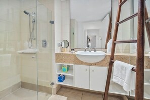 Dusche, Haartrockner, Handtücher