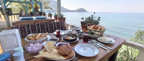 Petit déjeuner servi tous les jours en supplément